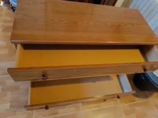 Cómoda de madera con 4 cajones