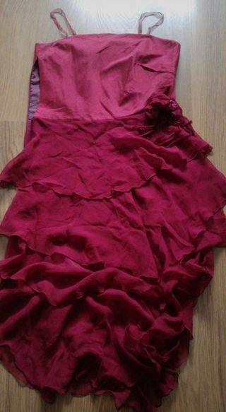 Vestido fiesta granate volantes