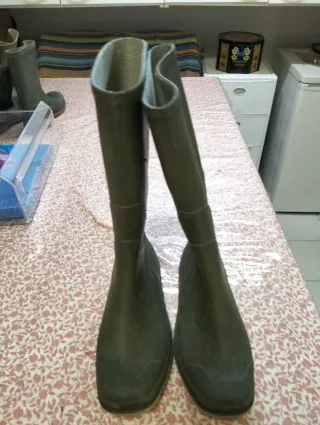 Stivali alti in gomma da lavoro.