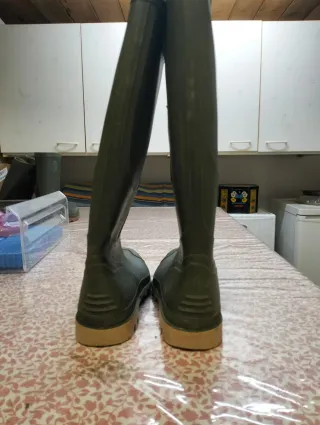 Stivali alti in gomma da lavoro.