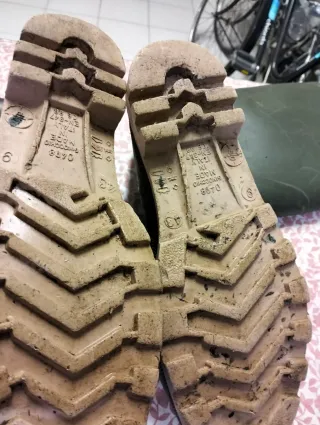 Stivali alti in gomma da lavoro.