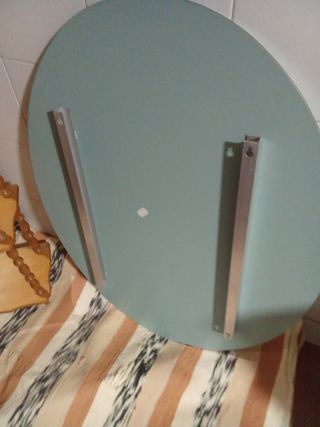 Espejo ovalado y estantería de madera