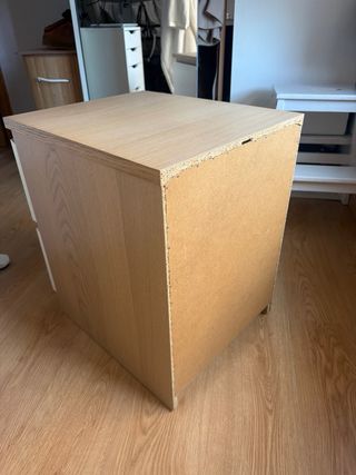 Cómoda de madera y beige