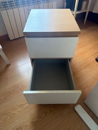 Cómoda de madera y beige