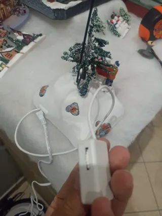 Paesaggio natalizio con alberi e personaggi