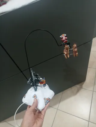 Paesaggio natalizio con alberi e personaggi