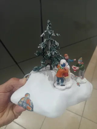 Paesaggio natalizio con alberi e personaggi