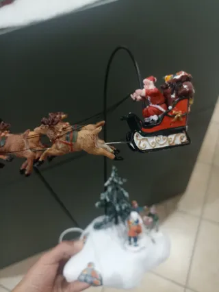 Paesaggio natalizio con alberi e personaggi