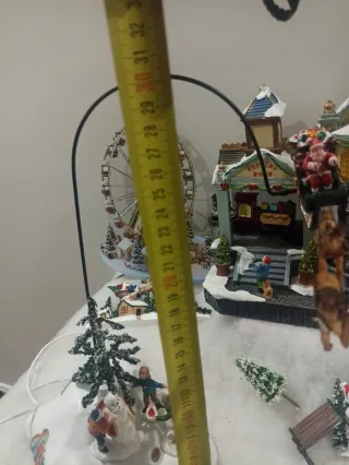 Paesaggio natalizio con alberi e personaggi