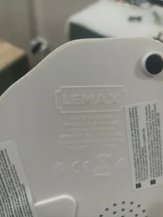 Paesaggio natalizio con alberi e personaggi