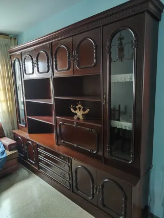 Mueble de salón de madera y cristal