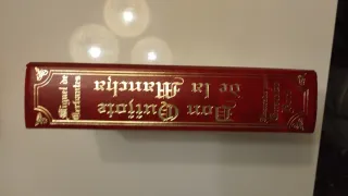 Libro más escultura madera!