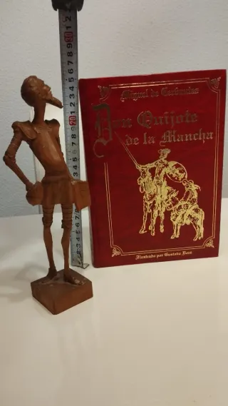Libro más escultura madera!