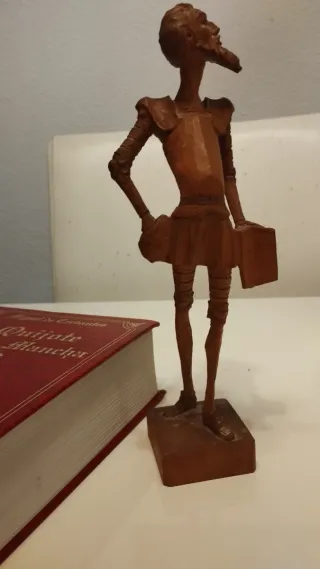 Libro más escultura madera!