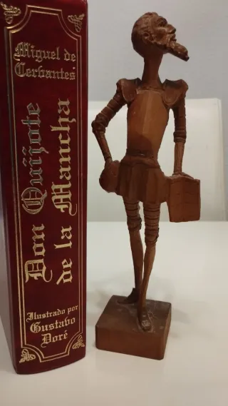 Libro más escultura madera!