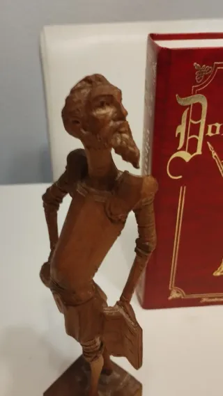 Libro más escultura madera!