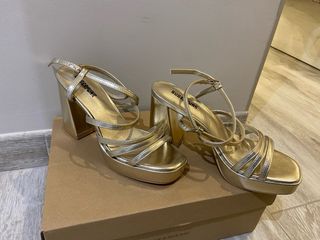 Sandalias doradas plataforma tacón