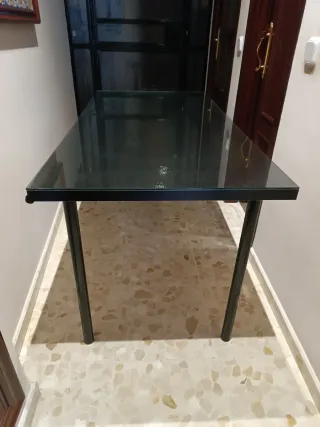 Mesa de cristal y metal