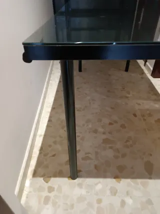 Mesa de cristal y metal