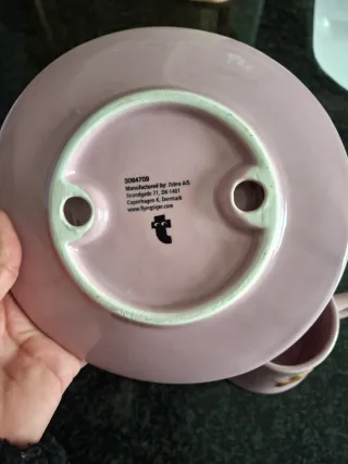 Taza de cerámica rosa con estrella dorada