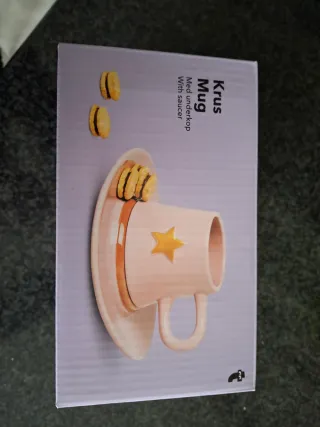 Taza de cerámica rosa con estrella dorada