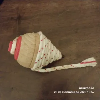 Peonza de madera con cuerda
