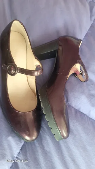 Zapatos de tacón Mary Jane color berenjena.
