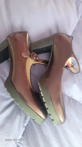 Zapatos de tacón Mary Jane color berenjena.