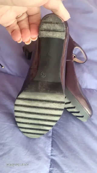 Zapatos de tacón Mary Jane color berenjena.