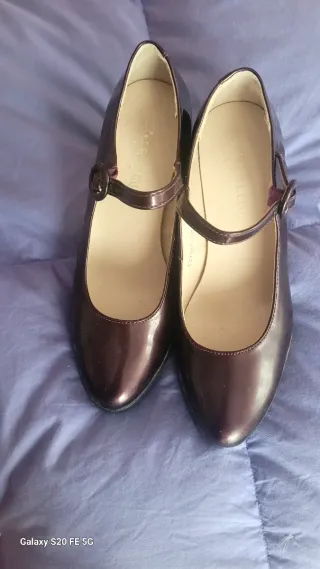 Zapatos de tacón Mary Jane color berenjena.