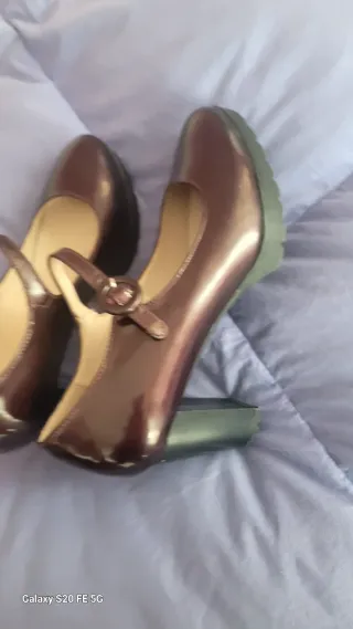 Zapatos de tacón Mary Jane color berenjena.
