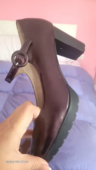 Zapatos de tacón Mary Jane color berenjena.