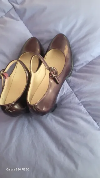 Zapatos de tacón Mary Jane color berenjena.