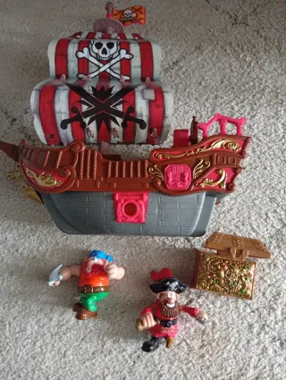 Barco Pirata con Figuras y Cofre en perfecto estad