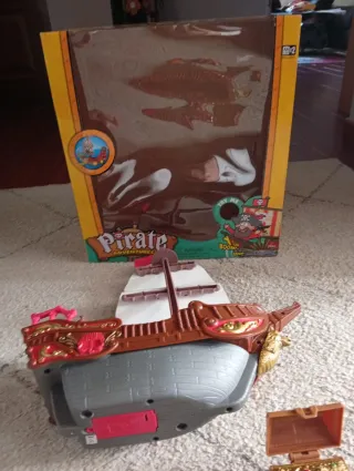 Barco Pirata con Figuras y Cofre en perfecto estad
