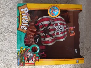 Barco Pirata con Figuras y Cofre en perfecto estad