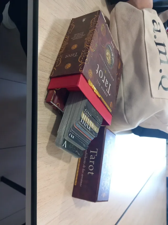 Baraja Tarot Tikal con estuche y libro.
