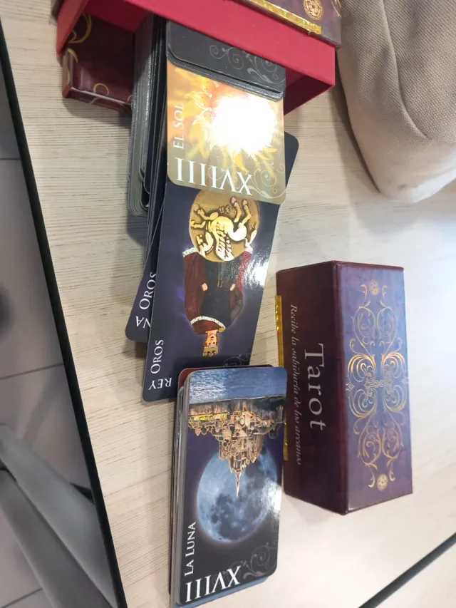 Baraja Tarot Tikal con estuche y libro.