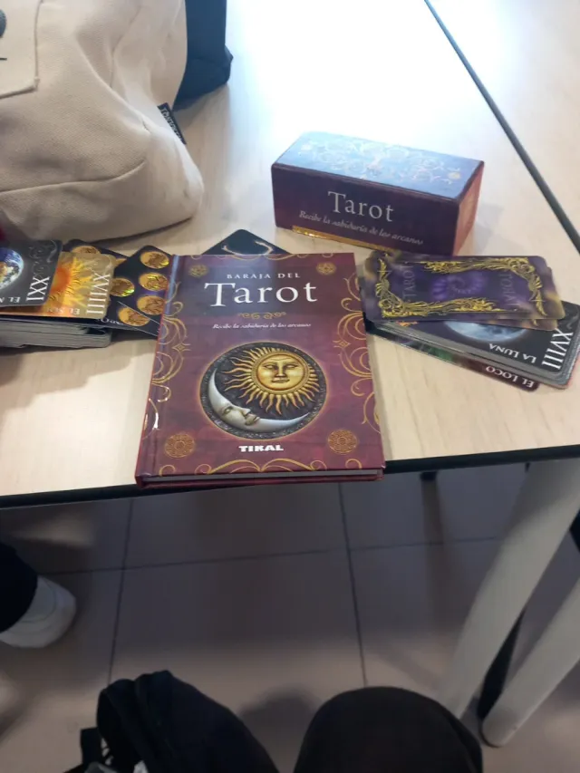 Baraja Tarot Tikal con estuche y libro.