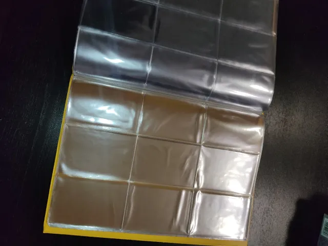 Archivador Pokémon Amarillo