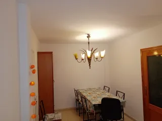 Casa adosada, tipo dúplex.