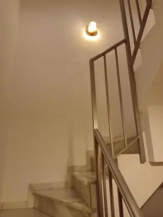 Casa adosada, tipo dúplex.