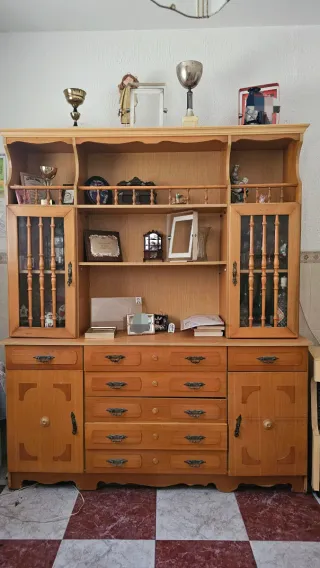 Mueble de madera con vitrinas y cajones