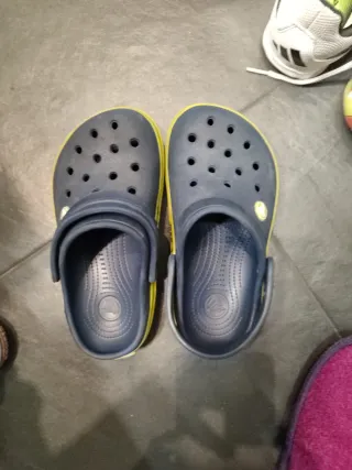 Crocs niño azul y verde talla 34-35