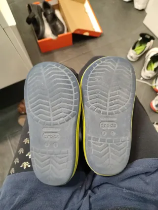 Crocs niño azul y verde talla 34-35