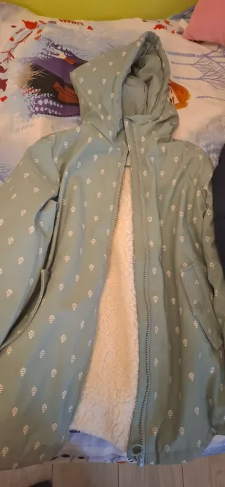 3 abrigos: 2 chubasqueros y 1 plumas de niñ@