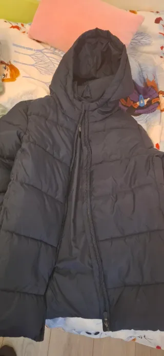 3 abrigos: 2 chubasqueros y 1 plumas de niñ@