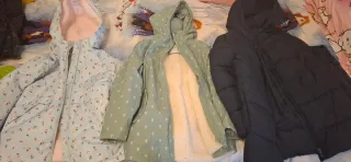 3 abrigos: 2 chubasqueros y 1 plumas de niñ@