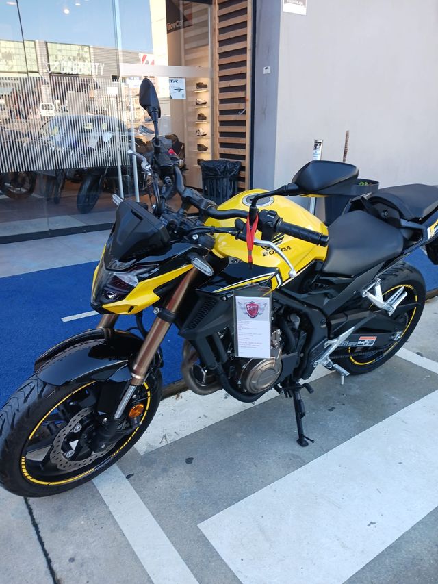 Honda CB500F Amarilla