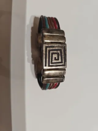 Pulseras de cuero con cierre metálico 6€ cada una.